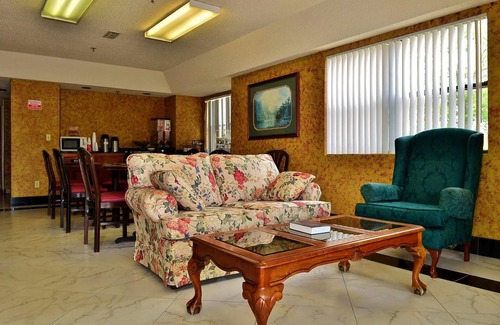 Opp Hotel | Cozy Stay at Executive Inn Opp with Pool and Breakfast