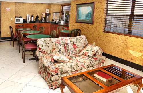 Opp Hotel | Cozy Stay at Executive Inn Opp with Pool and Breakfast