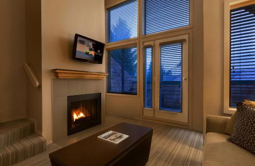 Whistler Village Hotel | Pet-Friendly Retreat at Executive Inn Whistler with Pool