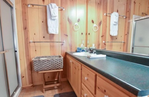 Markesan Cabin | Executive lake front home sleeps 12- Amazing Views and Amenities