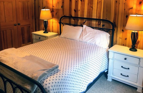 Markesan Cabin | Executive lake front home sleeps 12- Amazing Views and Amenities