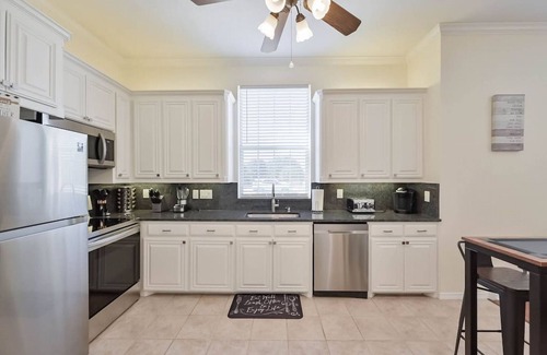 Cedar Hill Apartment | Elegant Lakeside Estate with Kitchen & Breakfast Included