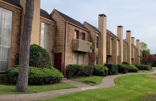 Houston Condo | Elegant Executive 2 Bed Condo with Pool & Family Amenities