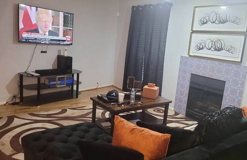 Houston Condo | Elegant Executive 2 Bed Condo with Pool & Family Amenities