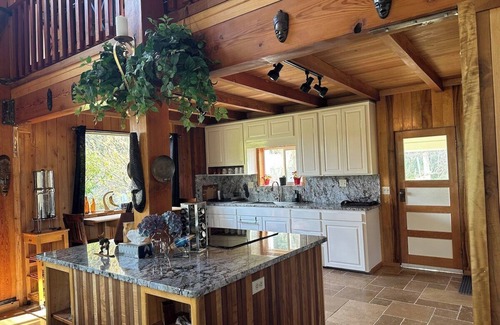 Brookings House | Relax at the Executive Nature Retreat with Family-Friendly Amenities