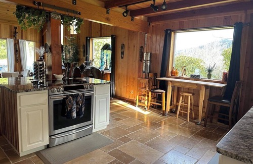 Brookings House | Relax at the Executive Nature Retreat with Family-Friendly Amenities