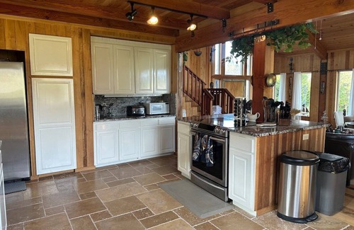 Brookings House | Relax at the Executive Nature Retreat with Family-Friendly Amenities