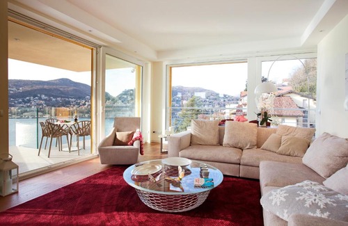 Como Apartment | Upscale Executive Penthouse Como Condo - Guest Rated 10/10