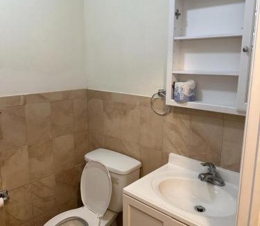 Newark House | Cozy Executive Room E with Private Bath Near Newark Station