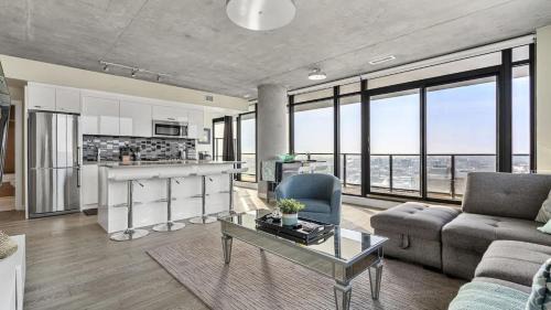 Connaught House | Executive Sky LUX - 2 BD 2BA Views Pool Patio & Gym