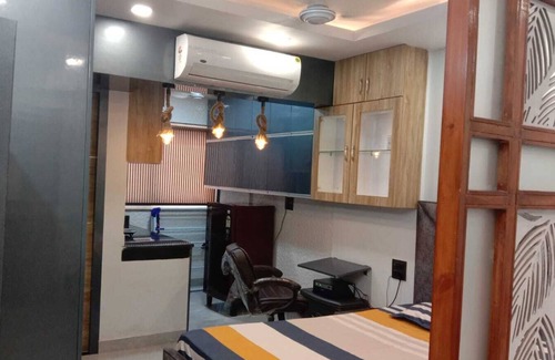 New Delhi Apartment | Cozy Executive Studio Apt Near Moti Nagar, West Delhi