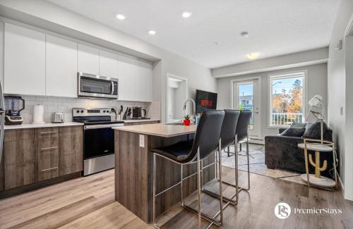 Inglewood Apartment | Executive Suite in Inglewood with 2 Bedroom Parking AC and King Bedroom