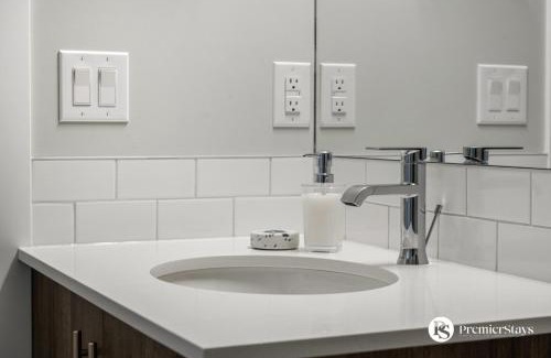 Inglewood Apartment | Executive Suite in Inglewood with 2 Bedroom Parking AC and King Bedroom