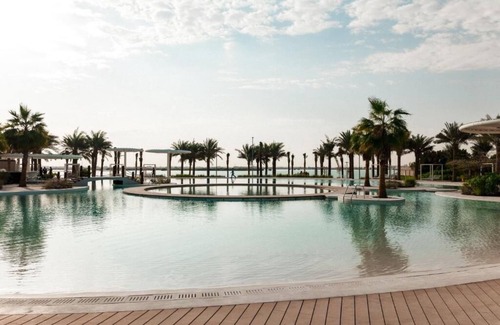 Abu Dhabi Apartment | Executive Suite with Oceanfront Pool by Khor Al Maqta Park