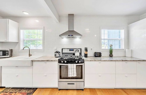 Royal Oak Apartment | Executive Suite in Downtown: Ideal for Families & Pets