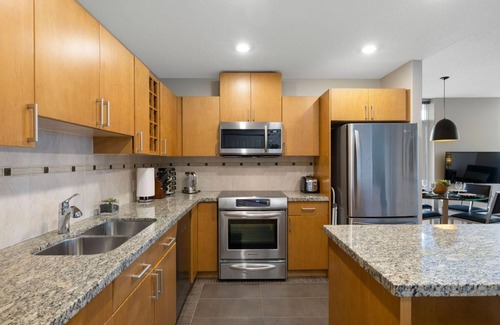 Rosscarrock Condo | Elegant Executive Suite with Pool & Breathtaking Views