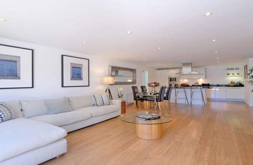 Central Aberdeen Apartment | Spacious Three Bedroom Apartment in Aberdeen’s West End