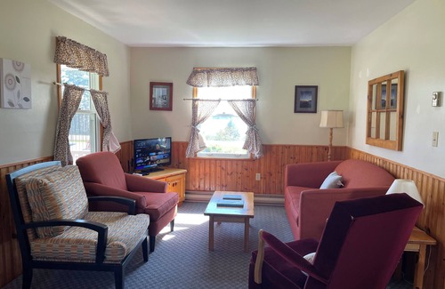 Stanhope Cottage | Executive Two-Bedroom Cottage (Cottage 10)