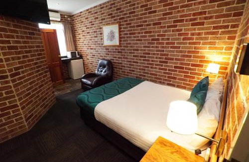 Griffith Hotel | Highly Rated Exies Bagtown with Pool & Breakfast Included