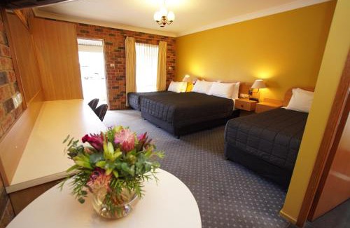Griffith Hotel | Highly Rated Exies Bagtown with Pool & Breakfast Included
