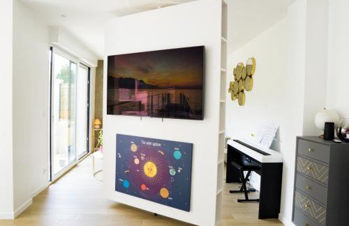 Orgeval Villa | Relaxing Maison d'Architecte with Hot Tub & Family-Friendly Amenities