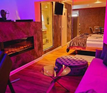 Gifhorn Apartment | Romantic Oceanfront Retreat: Black Rose Apartment Awaits