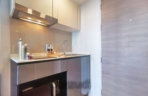 Khlong Toei Apartment | Elegant Duplex Apartment Near BTS with Pool Access
