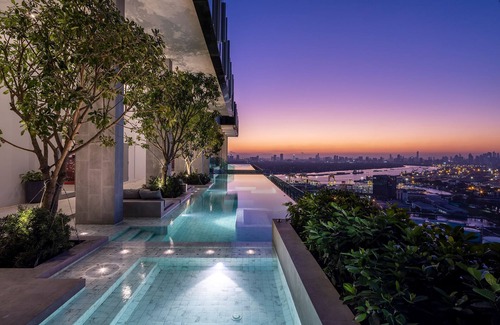 Khlong Toei Apartment | Elegant Duplex Apartment Near BTS with Pool Access