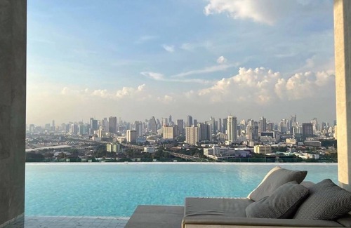 Khlong Toei Apartment | Elegant Duplex Apartment Near BTS with Pool Access