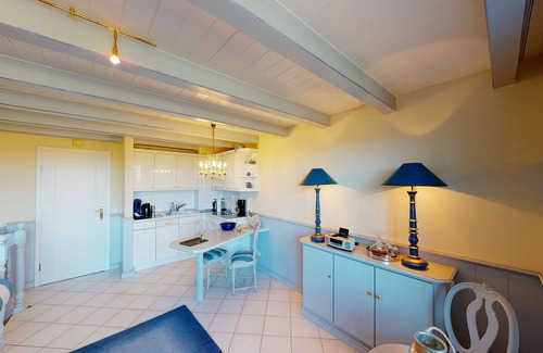 Großmorsum Apartment | Cozy Oceanfront Retreat with Scenic Views in Morsum