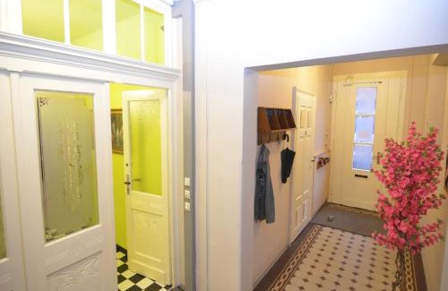 Treuen House | Heritage Villa: Enjoy Home Cinema and Relaxing Sauna