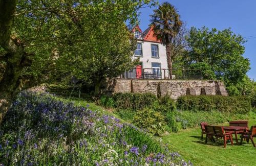 Ilfracombe House | Oceanfront Serenity Estate: 4-Star Pet Friendly Retreat