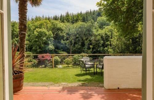 Ilfracombe House | Oceanfront Serenity Estate: 4-Star Pet Friendly Retreat