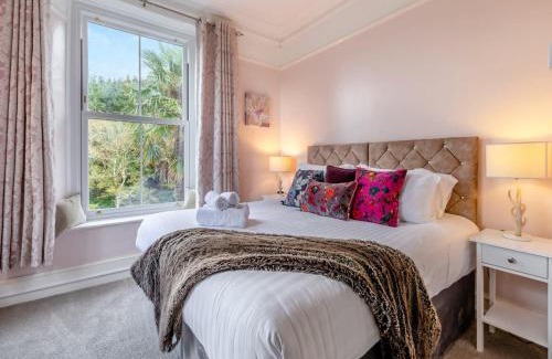 Ilfracombe House | Oceanfront Serenity Estate: 4-Star Pet Friendly Retreat