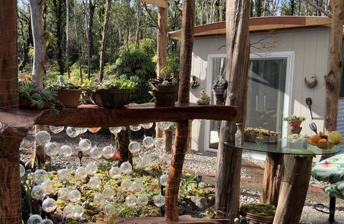 Eden Roc House | Garden Cottage Retreat near Volcanic Fissure - 10/10 Rated