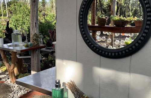 Eden Roc House | Garden Cottage Retreat near Volcanic Fissure - 10/10 Rated
