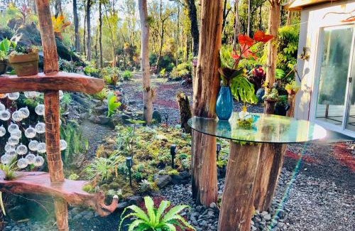 Mountain View House | Enchanting Garden Cottage at Vibrant Volcano Fissure