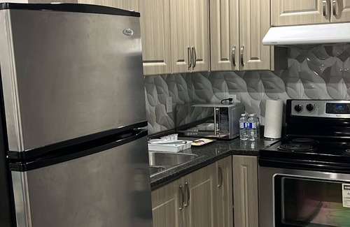 Brampton Apartment | Exotic Suite with Kitchen Amenities near Airport, Rated 10/10