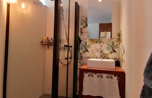 Cachen Bed & Breakfast | Exotic Room with Pool, Spa & Breakfast for Your Getaway