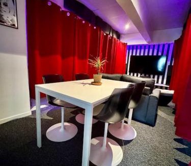 Quartier de la Goutte-d'Or Apartment | Immerse Yourself in Cinema Experience near Montmartre
