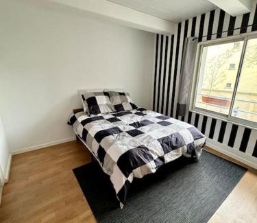Quartier de la Goutte-d'Or Apartment | Immerse Yourself in Cinema Experience near Montmartre