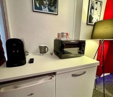 Quartier de la Goutte-d'Or Apartment | Immerse Yourself in Cinema Experience near Montmartre