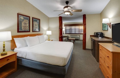 Moline Hotel | Cozy King Room with Sofa Bed at Stoney Creek Quad Cities
