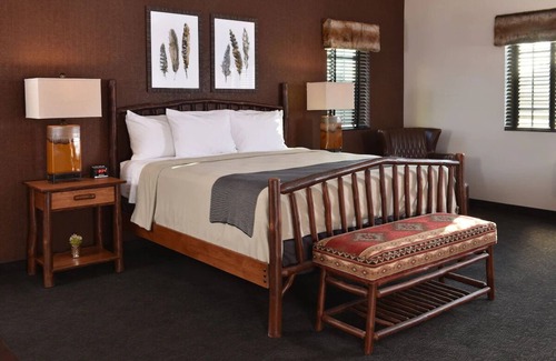 Independence Hotel | Relaxing King Suite with Whirlpool & Pool at Stoney Creek KC
