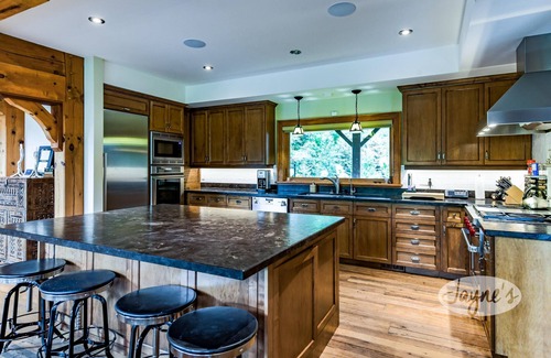 Clearview Ski Chalet | Spacious 6-Bedroom Chalet in The Blue Mountains with Hot Tub