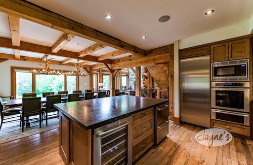 Clearview Ski Chalet | Spacious 6-Bedroom Chalet in The Blue Mountains with Hot Tub