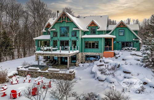 Clearview Ski Chalet | Spacious 6-Bedroom Chalet in The Blue Mountains with Hot Tub