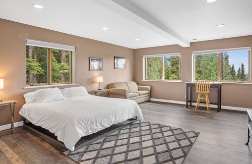 Fairbanks House | Stunning Aurora Mountain View Home with Family-Friendly Amenities