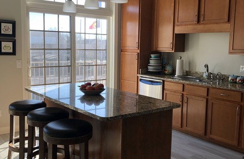 Birmingham Condo | Bright Condo with Volume Ceilings & Conference Room Access