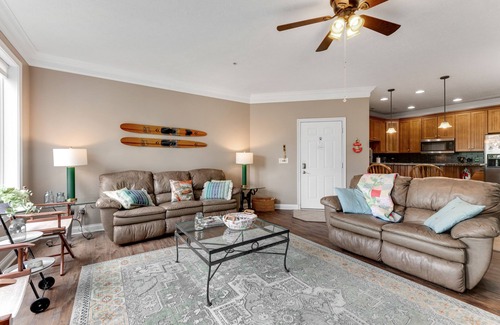 Andersonville Condo | Scenic Dog-Friendly Condo with Pool & Lake Access Awaiting You